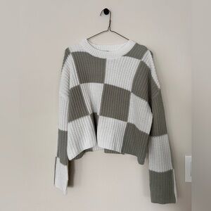 Moon & Madison White and Green Crew Neck Cropped Sweater